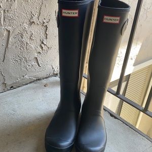 Size 9 women’s black hunter boots